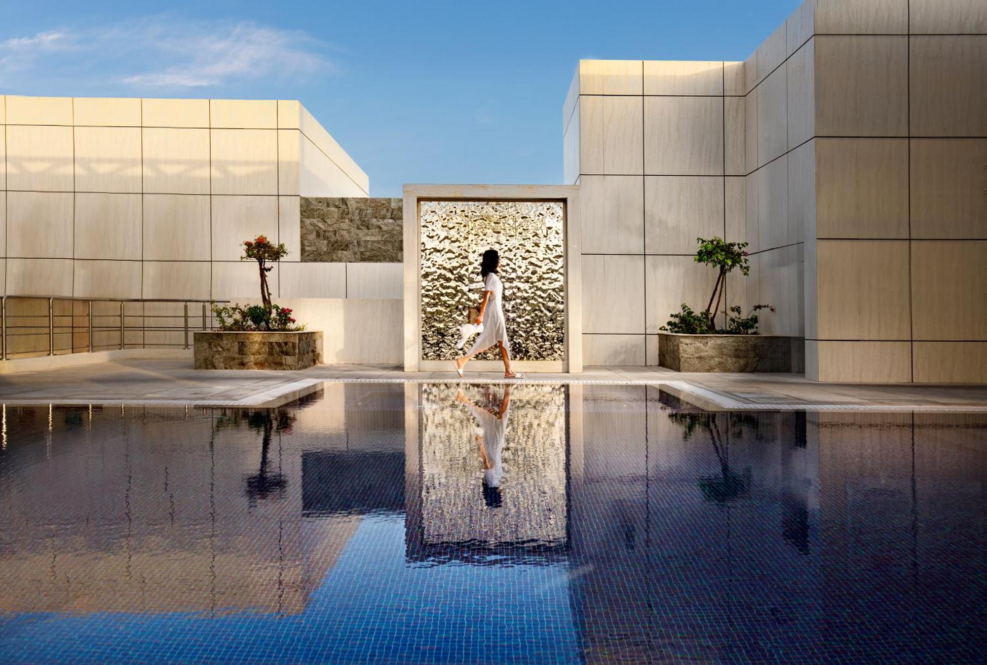 Millennium Place Doha Kültér fotó The pool at the hotel