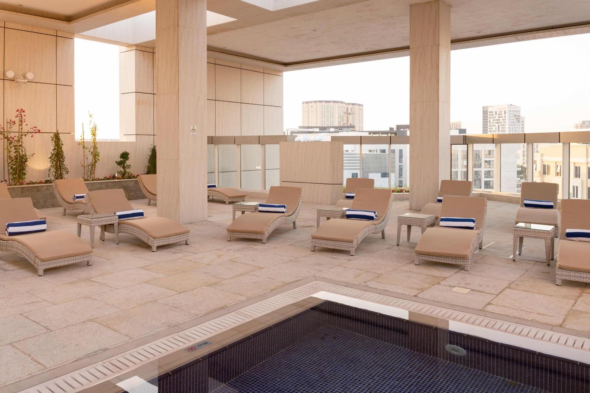 Millennium Place Doha Kültér fotó The rooftop pool at the Four Seasons Hotel