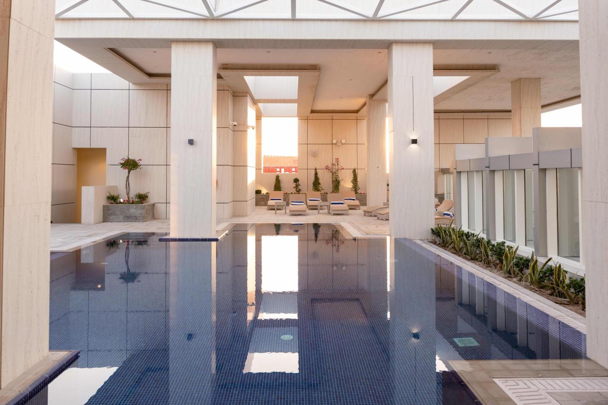 Millennium Place Doha Kültér fotó The pool at the 1018