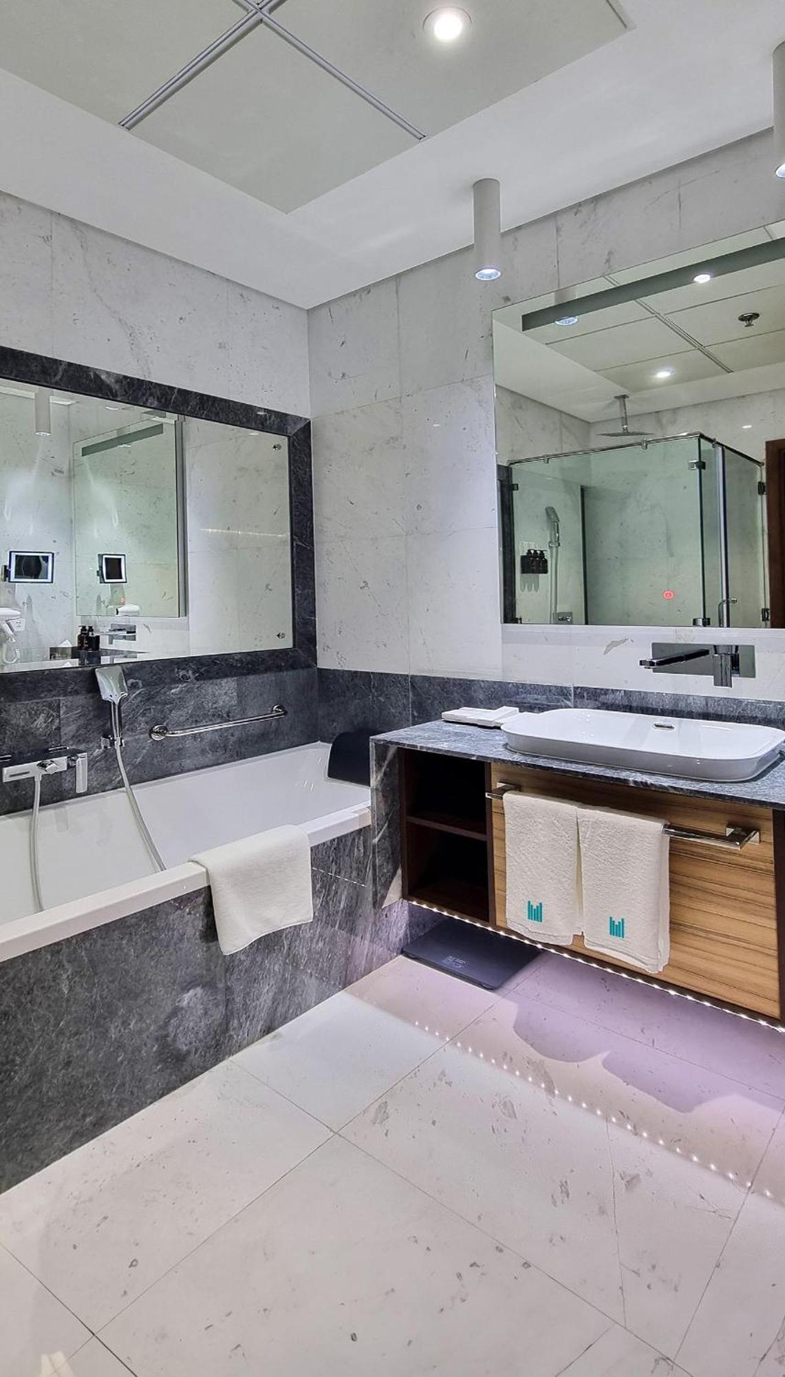 Millennium Place Doha Kültér fotó Bathroom